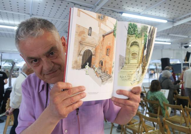 El ilustrador Rubén Garrido, con su libro.