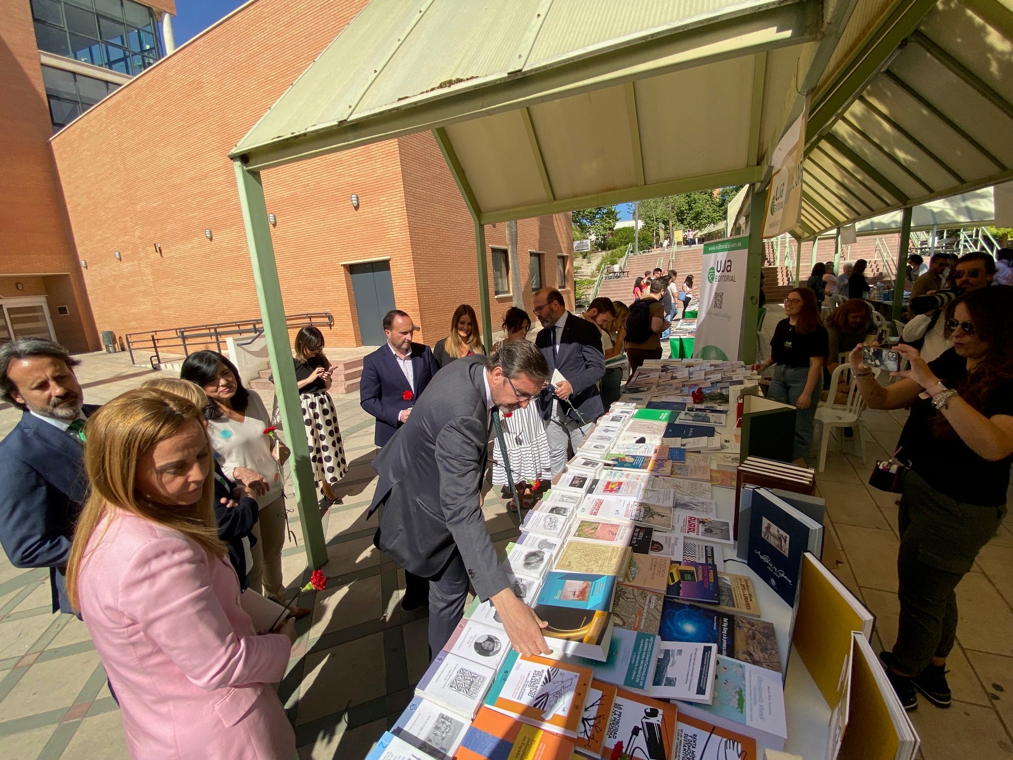 Visita del rector Juan Gómez a la Fiesta del Libro en la Universidad de Jaén.