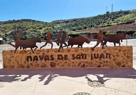 Monumento escultórico en acero dedicado a los encierros taurinos en Navas.