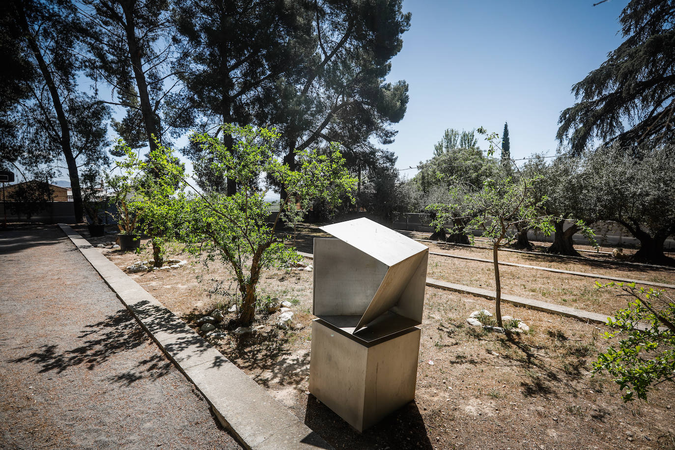 Escultura y paratas exteriores.