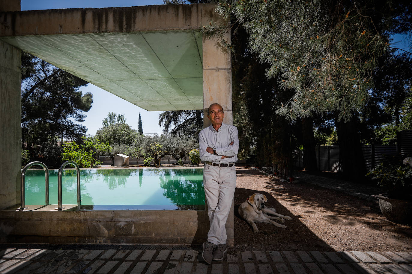 Francisco Ibáñez posa en la Casa Acícula, diseñada para unos clientes que buscaban contacto con el entorno y aislamiento.