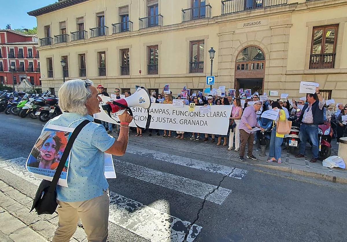 Concentración de funcionarios judiciales este martes frente a los juzgados de Plaza Nueva.