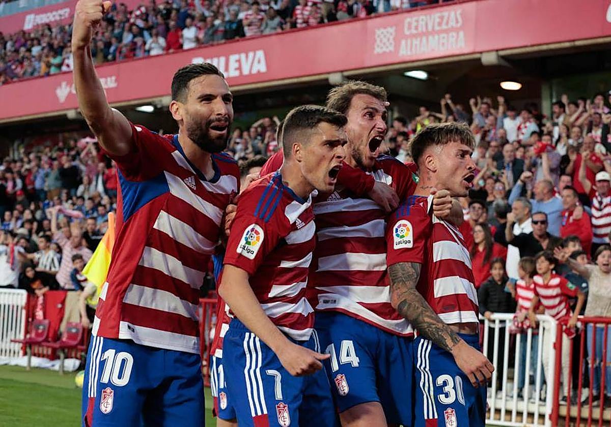 Ricard Sánchez y sus compañeros celebran el gol del lateral al Oviedo en Los Cármenes.