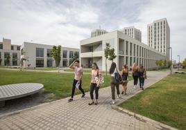 Estudiantes junto a la Facultad de Medicina, al inicio del curso pasado.