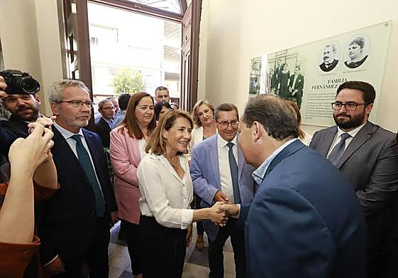 La ministra de Transporte, Raquel Sánchez, junto a los empresarios del litoral.
