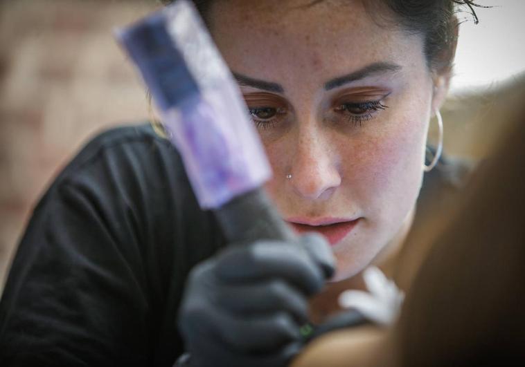 Andrea, en un momento del proceso de creación de uno de sus tatuajes.