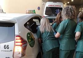 Momento en que las sanitarias atienden a Silvia y la bebé en el interior del taxi.