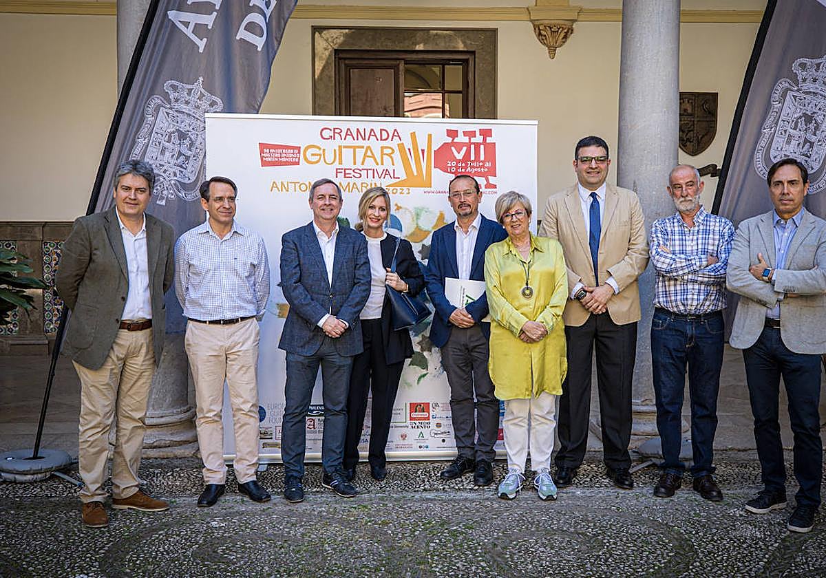 Organizadores y colaboradores del Festival, en la presentación en el patio del Ayuntamiento.