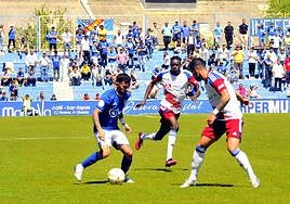 Mawi encarando a dos jugadores del Rayo Majadahonda en el último triunfo en Linarejos.