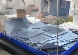 Votos en una urna electoral.