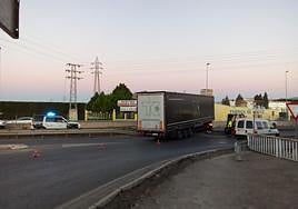 Camión ataravesado en la vía.