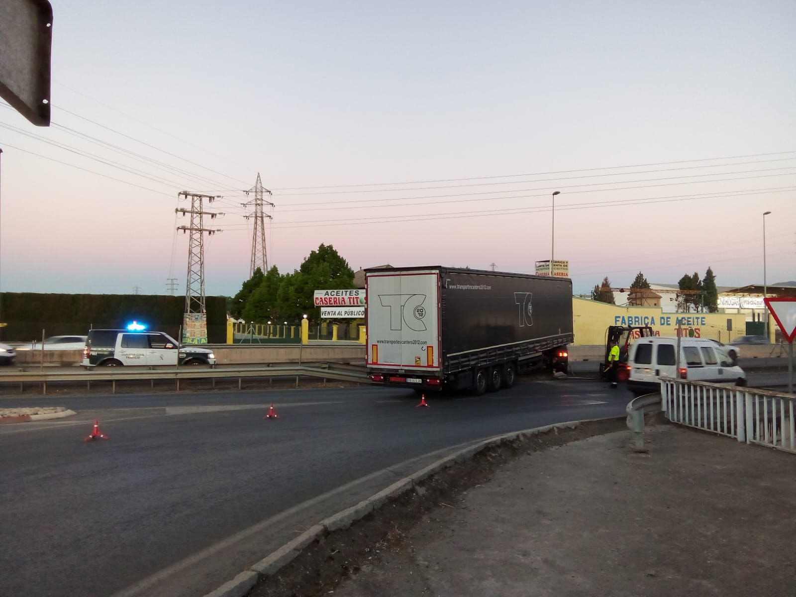 Camión ataravesado en la vía.
