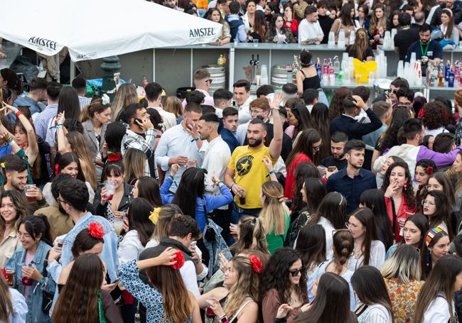 Cruz en la explanada del Palacio de Congresos el año pasado, con un ambiente más juvenil.