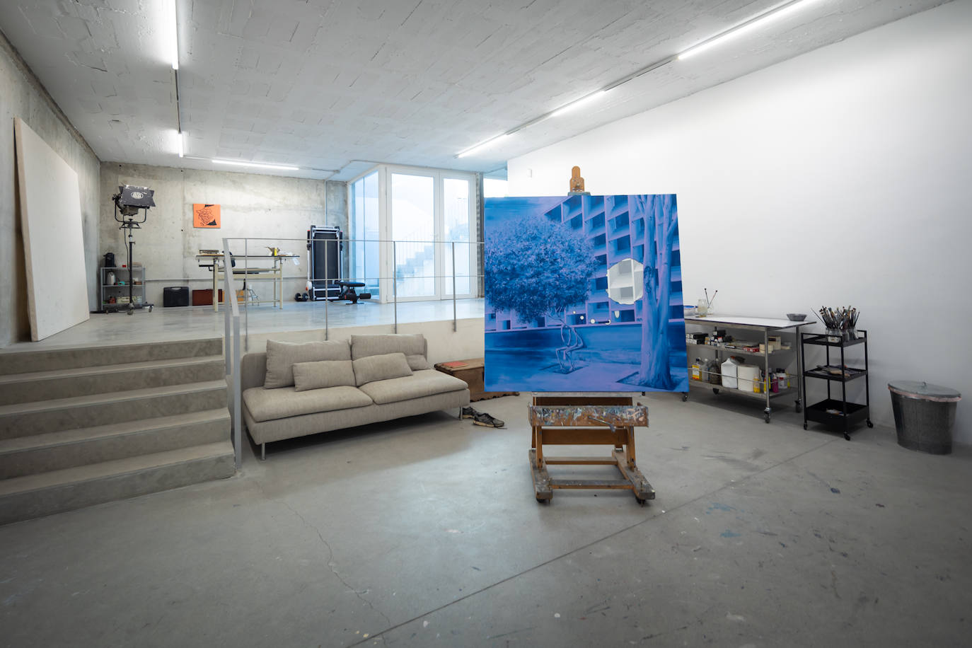 Taller donde trabaja el pintor granadino Pomet dentro de su propia vivienda.