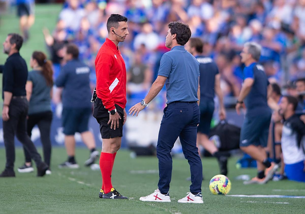 Rubi dialoga con el cuarto árbitro en la primera parte ante el Getafe