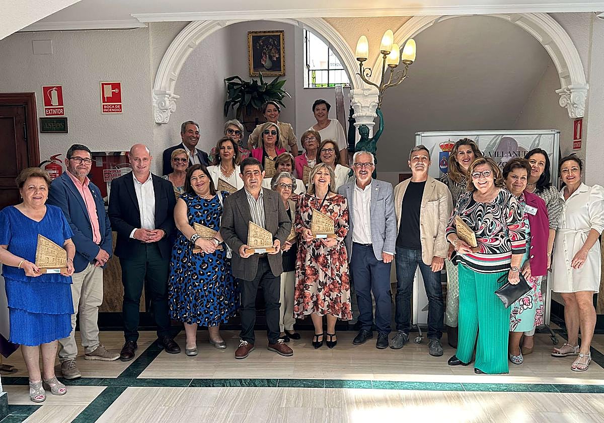 Foto de familia con las entidades y particulares reconocidos por la Federación 'Tres Morillas'