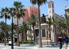 Vista, al fondo, de la Audiencia Provincial de Almería.