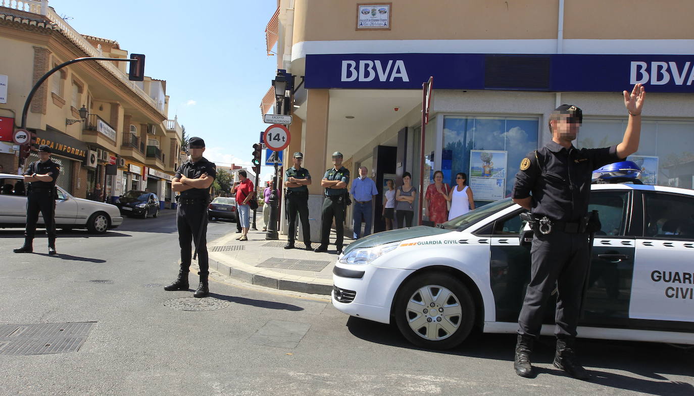 Operación de la Guardia Civil en La Zubia, anterior a la detención de este atracador.