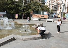Termómetro de la calle Arquitecto Berges, frente a la comisaría, marcando 43 grados al sol este jueves por la tarde en la capital.