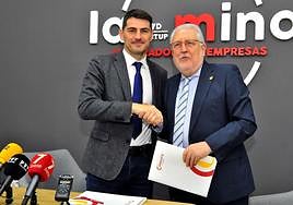 Íker Casillas y José María Villén, tras la firma del acuerdo entre 'La Mina' y la Fundación Real Madrid.