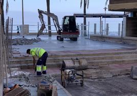 Trabajos en la calle Sabinal, frente al Paseo Marítimo.