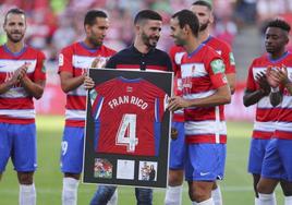 Fran Rico, en el homenaje que le hizo el Granada tras su retirada, en 2019.