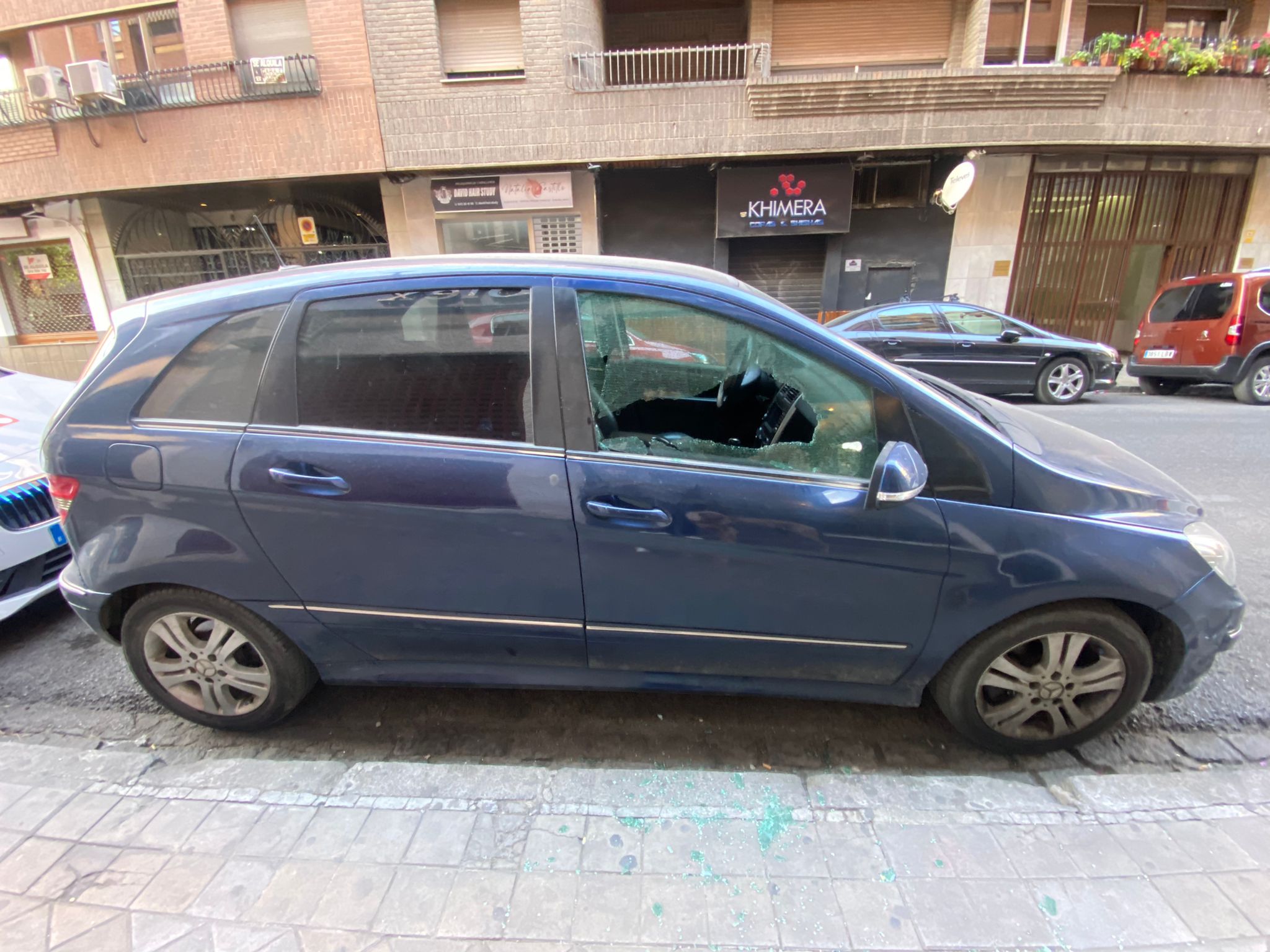 Vehículos con cristales rotos en los que han robado.