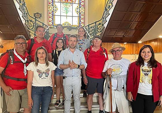 Julio Millán y Ángeles Díaz junto a participantes de 'Camino Solidario'.