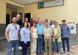 Dirigentes del PP, con militantes y candidatos, en el consultorio médico de Fuensanta de Martos.