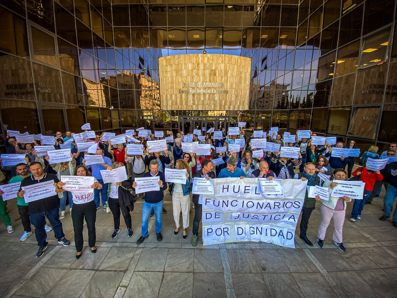 Acto reivindicativo de los funcionarios judiciales en la Caleta en el marco del paro indefinido que mantienen.