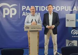 Luis Rogelio Rodríguez y Rafael Hernando, este viernes, ante los medios en Almería.