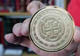 La moneda de 100 escudos de oro de Felipe III o centén como también es conocida, es la moneda española más valiosa de la historia.
