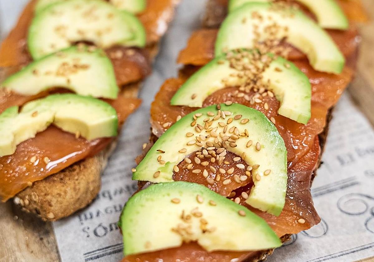 Tostada de salmón noruego y aguacate de la Costa Tropical de Mucha miga Bakery Coffee.