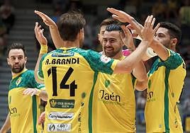 Los jugadores amarillos celebran con Chino uno de sus dos tantos ante el Real Betis Futsal.