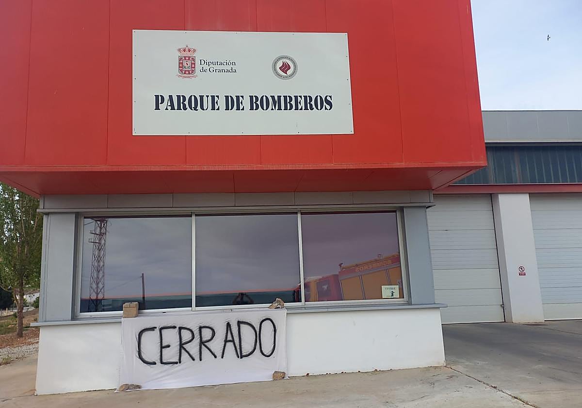 El parque de bomberos de Alhama, cerrado.