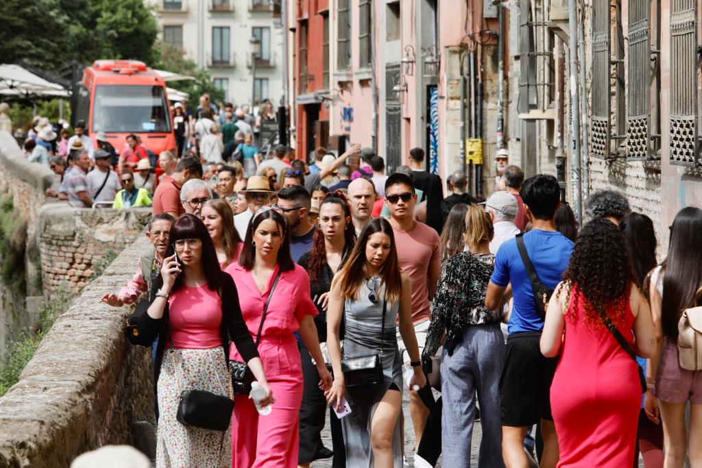 Granada, &#039;conquistada&#039; por los turistas en el puente