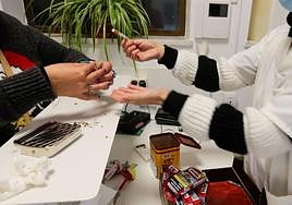 Paciente y profesional en la comunidad terapéutica de Doctor Olóriz de Granada.