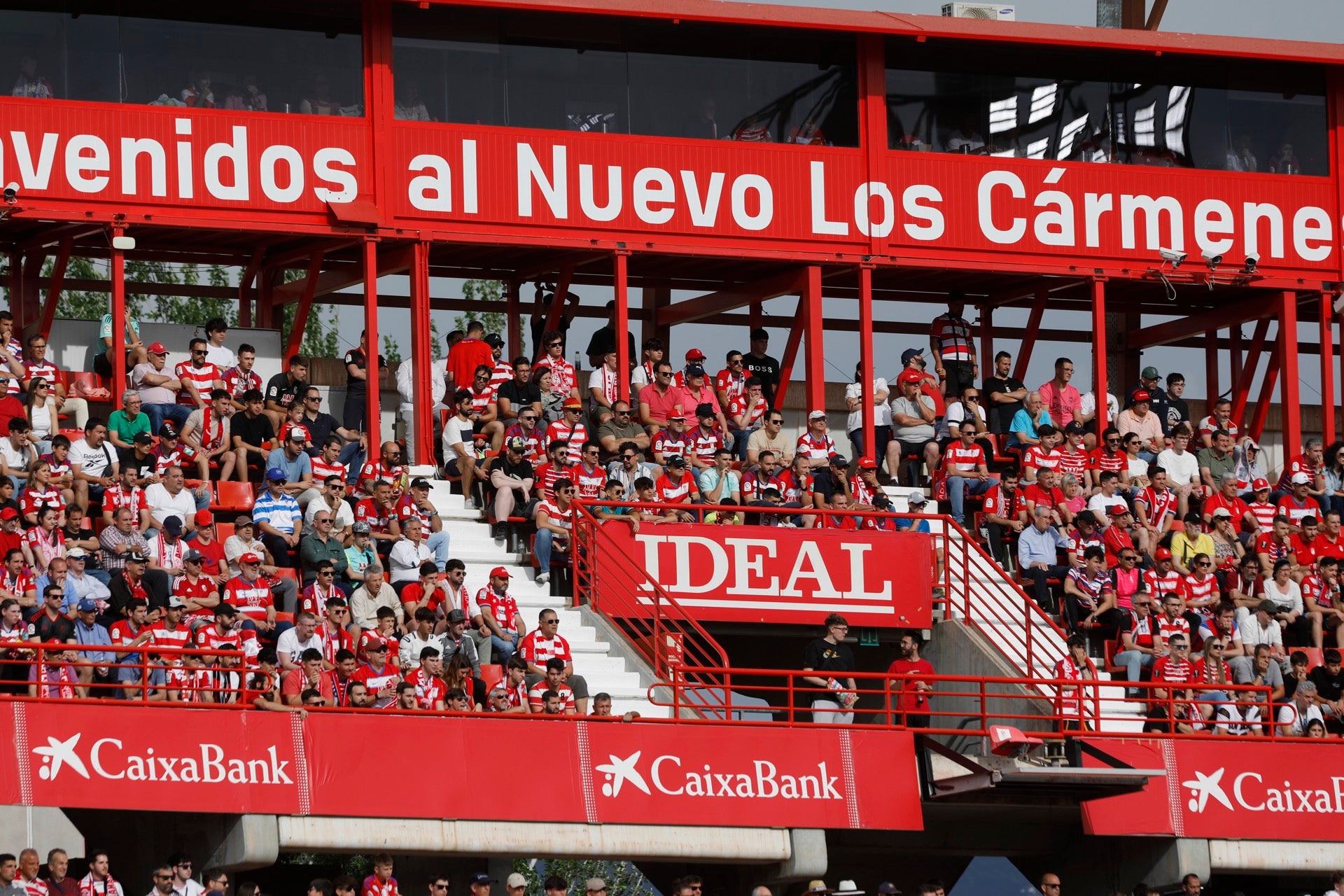 Encuéntrate en la grada en el Granada-Eibar