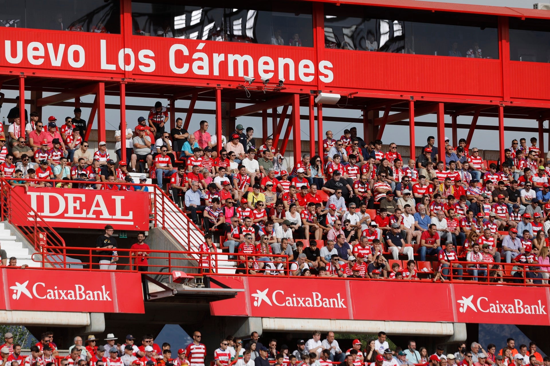 Encuéntrate en la grada en el Granada-Eibar