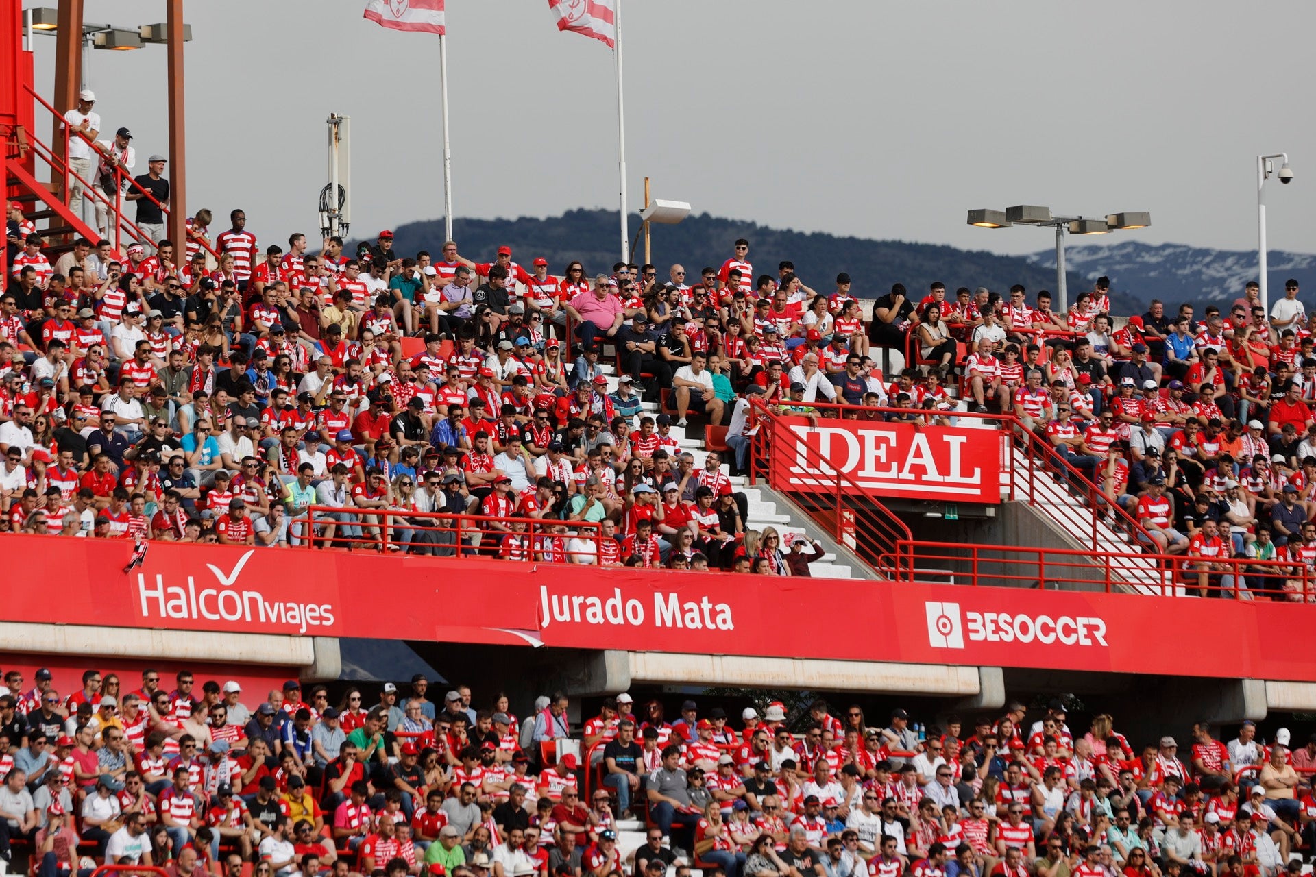 Encuéntrate en la grada en el Granada-Eibar