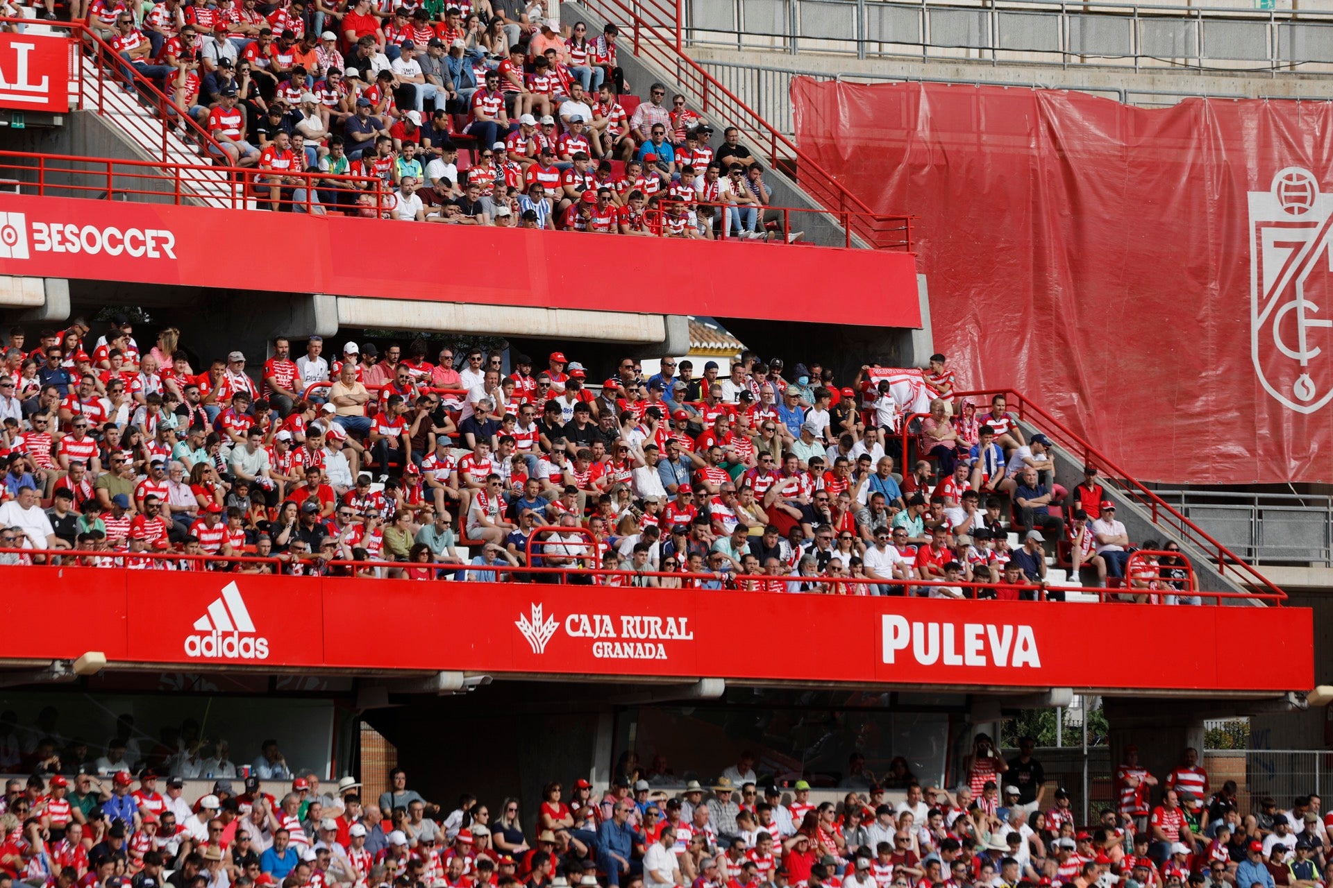 Encuéntrate en la grada en el Granada-Eibar