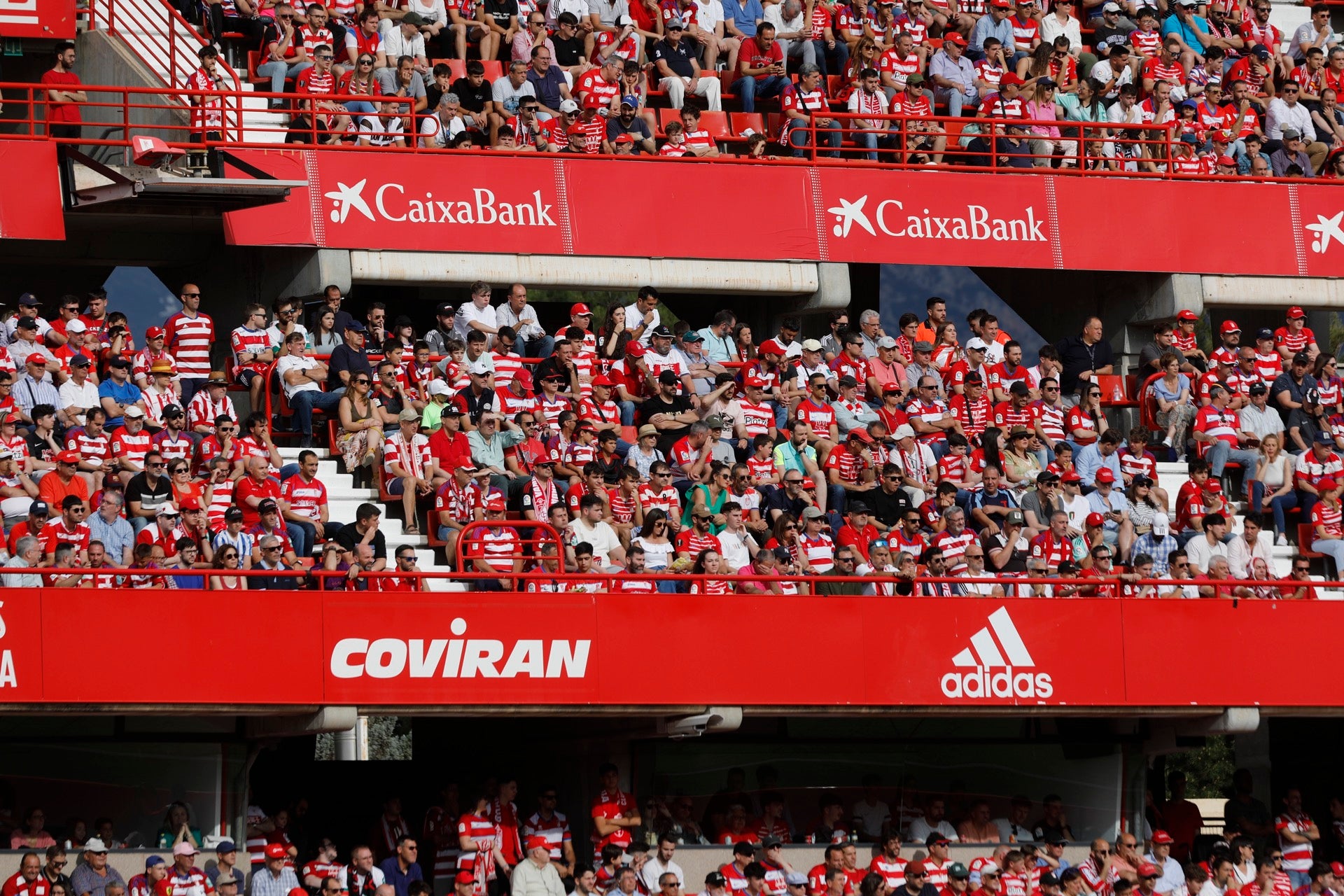 Encuéntrate en la grada en el Granada-Eibar