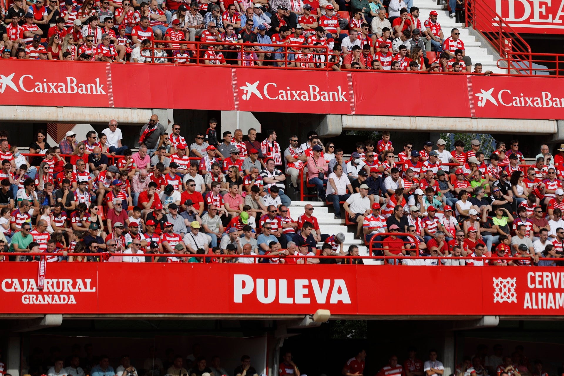 Encuéntrate en la grada en el Granada-Eibar