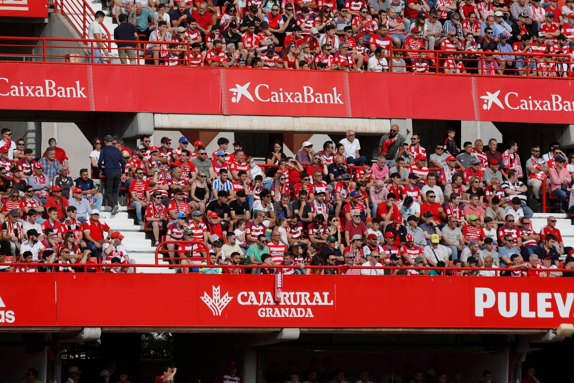 Encuéntrate en la grada en el Granada-Eibar