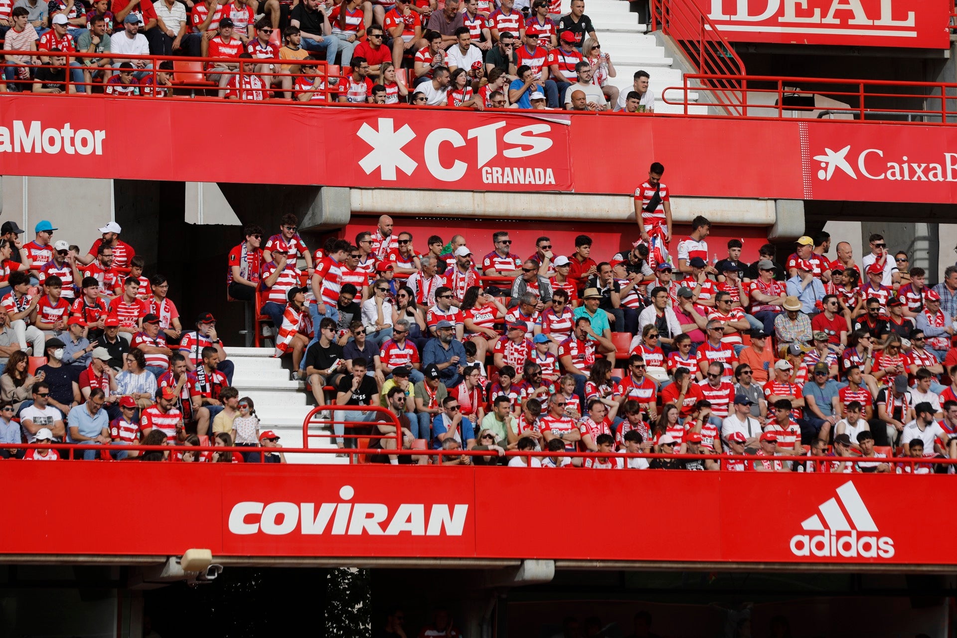 Encuéntrate en la grada en el Granada-Eibar