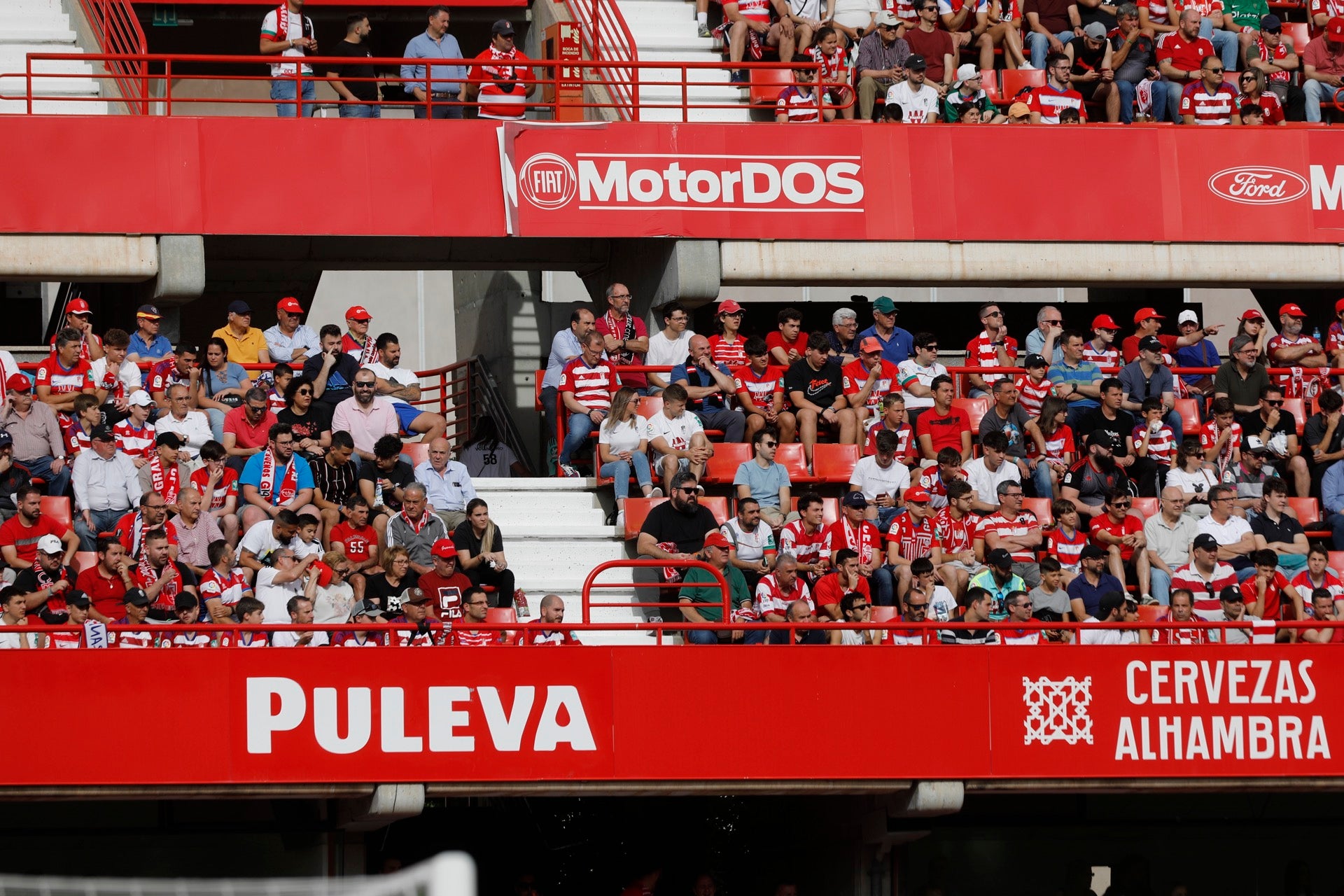 Encuéntrate en la grada en el Granada-Eibar