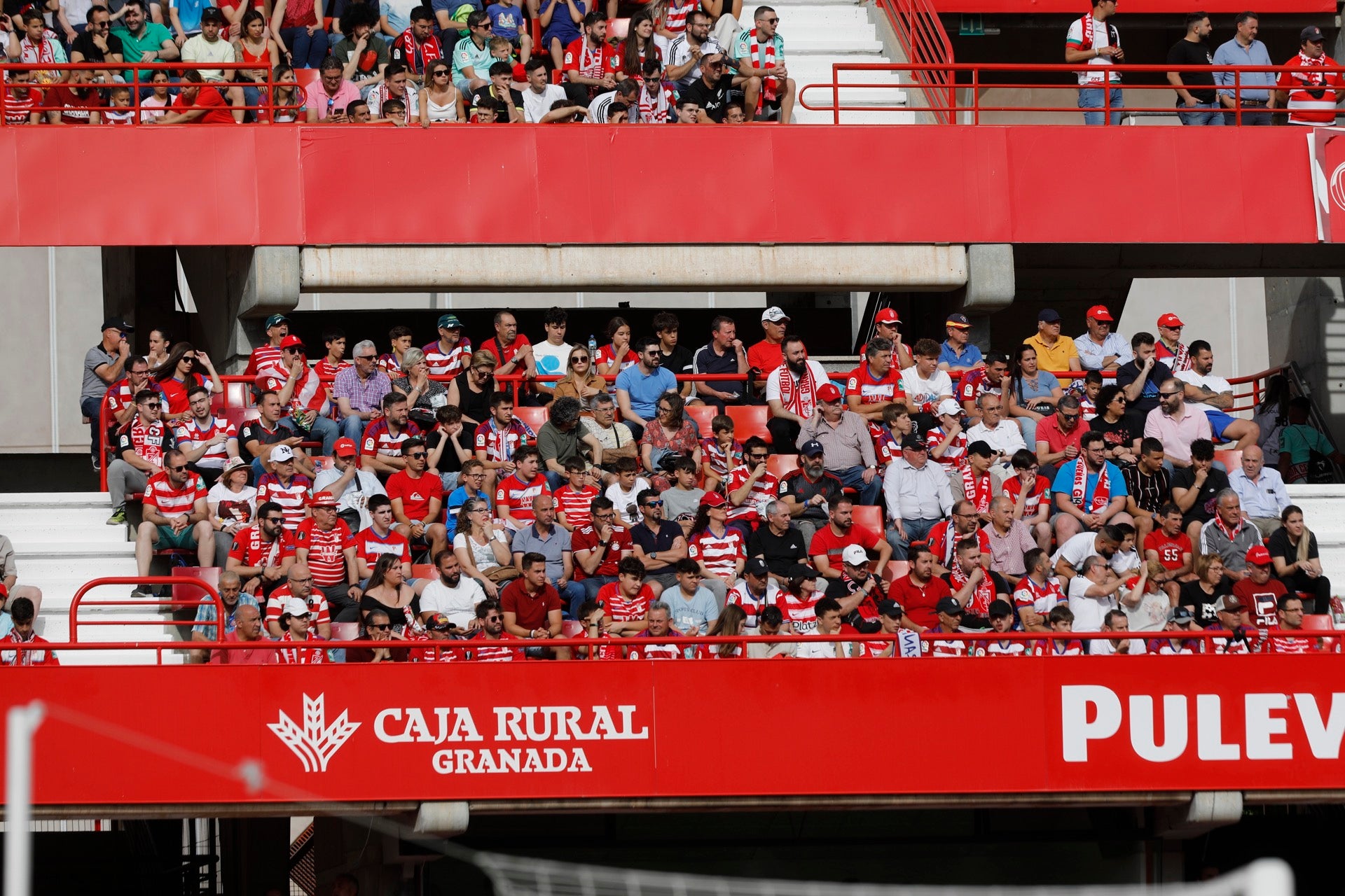 Encuéntrate en la grada en el Granada-Eibar
