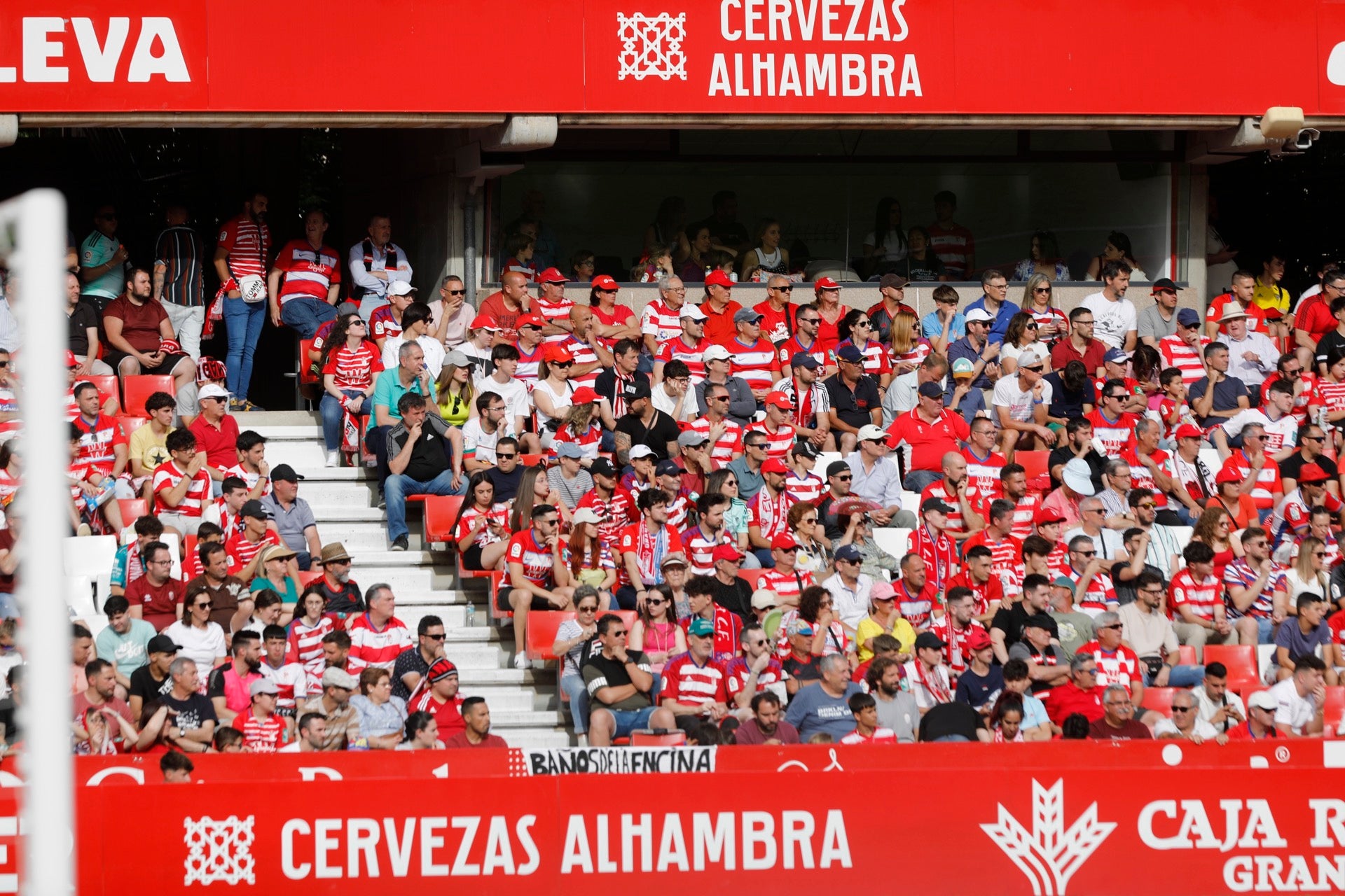 Encuéntrate en la grada en el Granada-Eibar