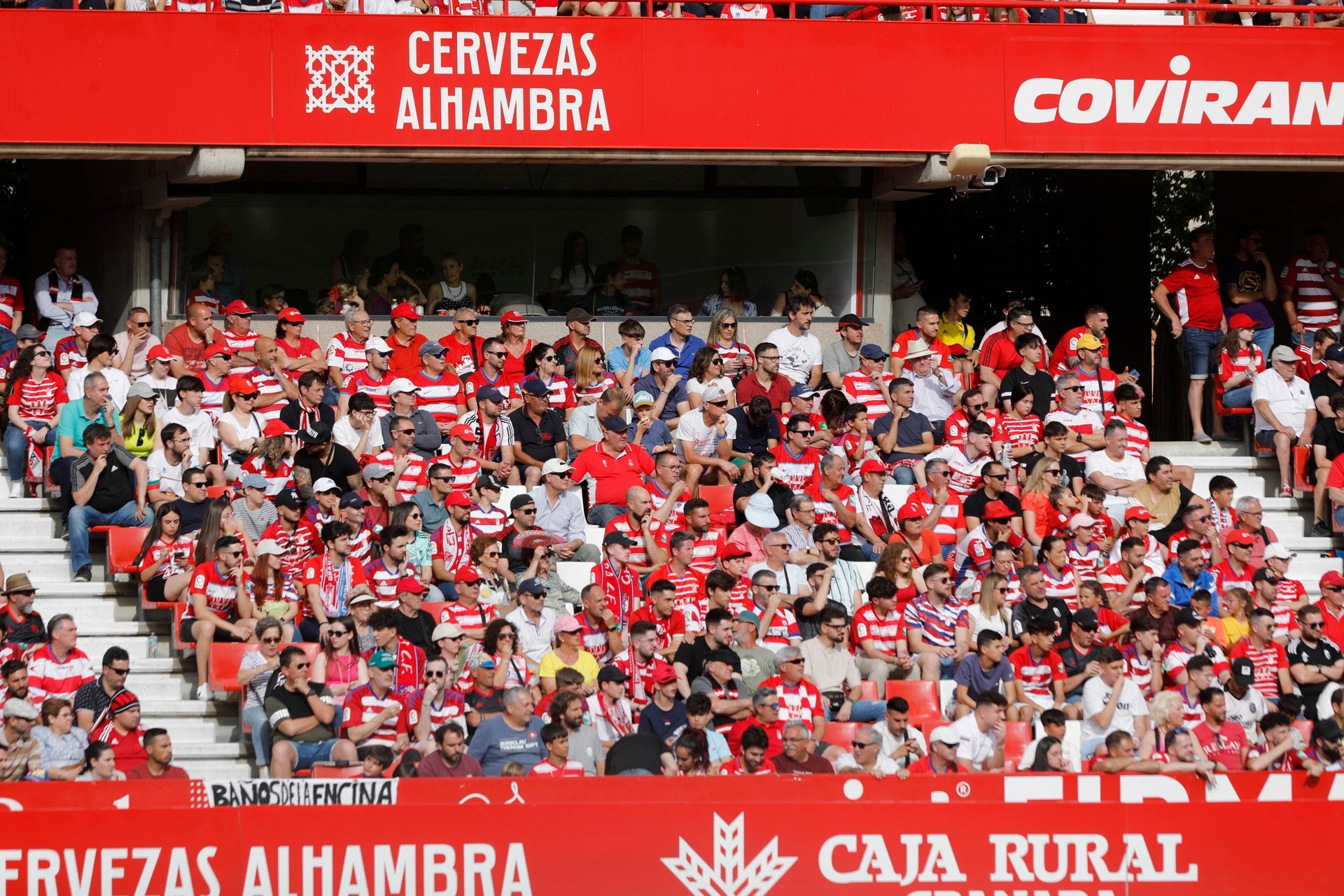 Encuéntrate en la grada en el Granada-Eibar