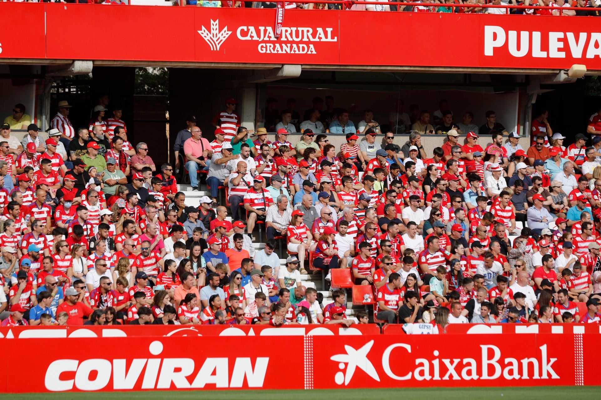 Encuéntrate en la grada en el Granada-Eibar